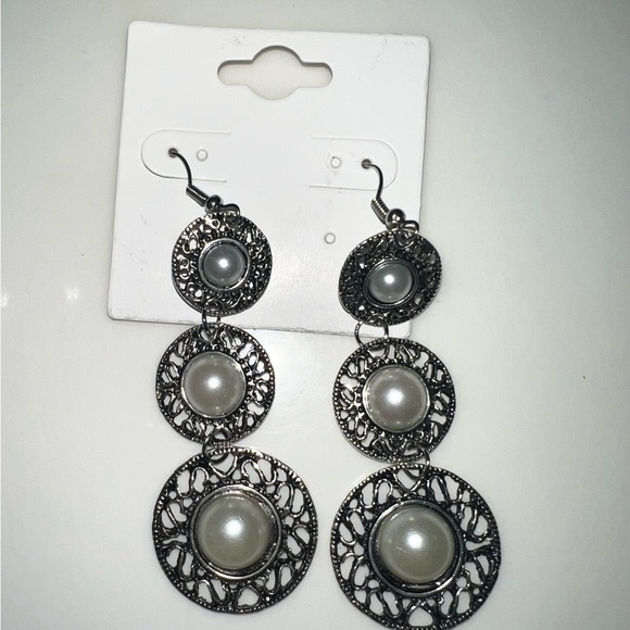 $3 Pearl Dangle Earrings. New. $3 if Bundled - Picture 5 of 13